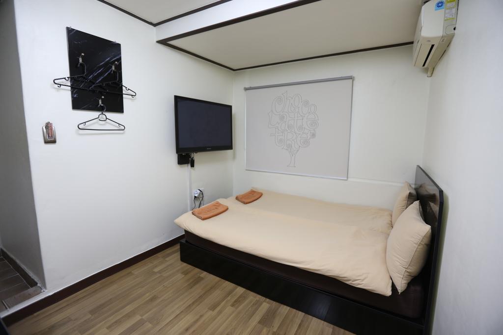Chocolate Tree Sinchon Hotel Seoul Bagian luar foto