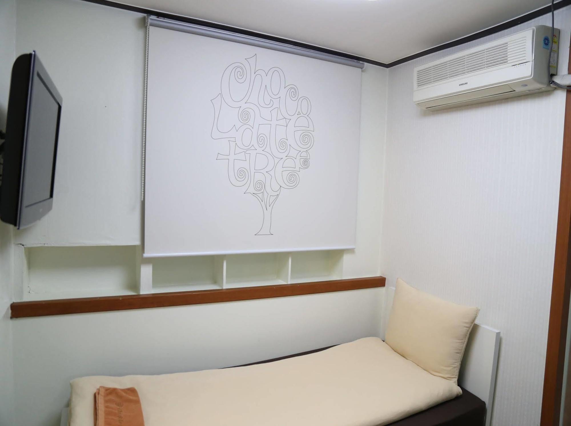 Chocolate Tree Sinchon Hotel Seoul Bagian luar foto